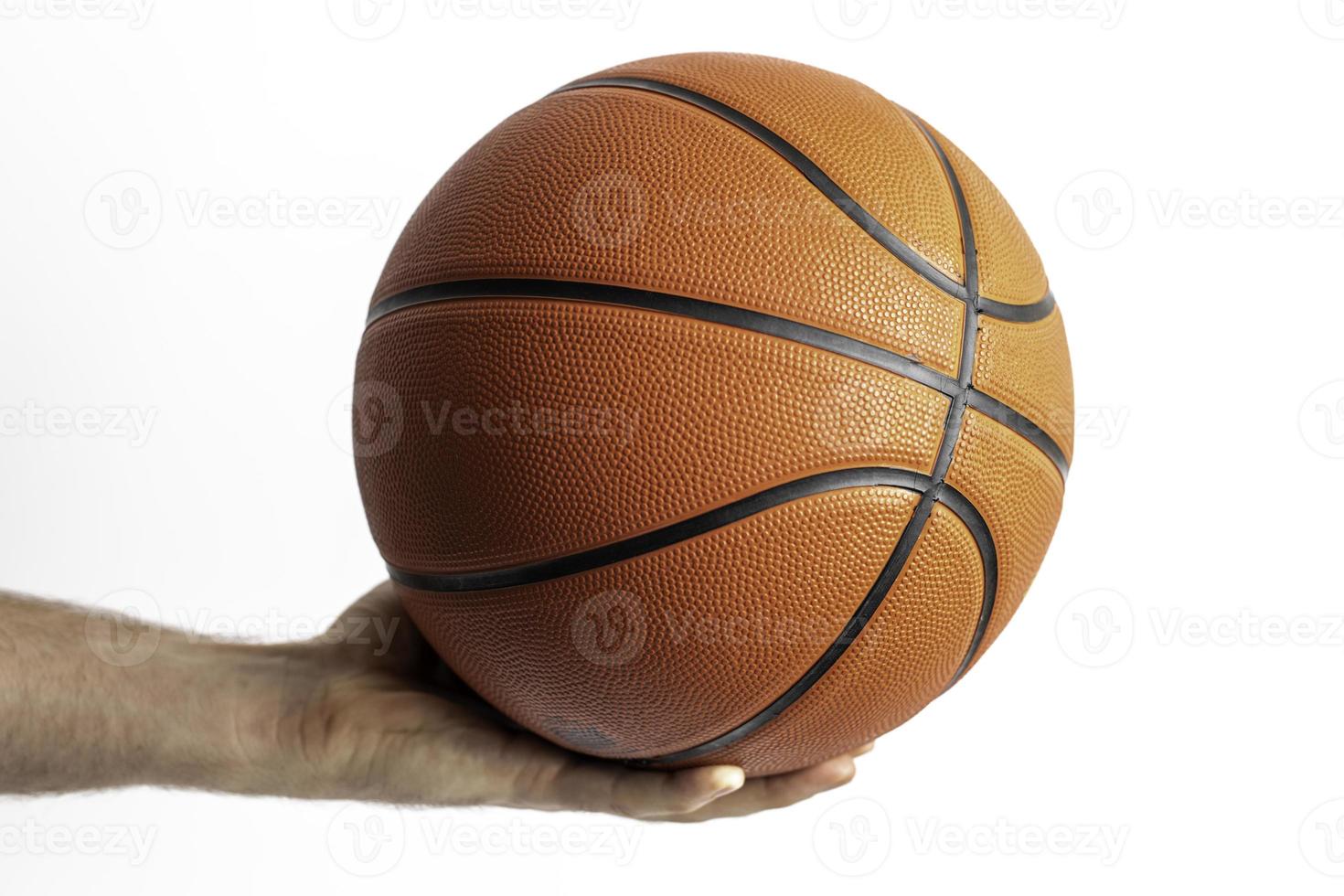 segurando uma bola de basquete foto