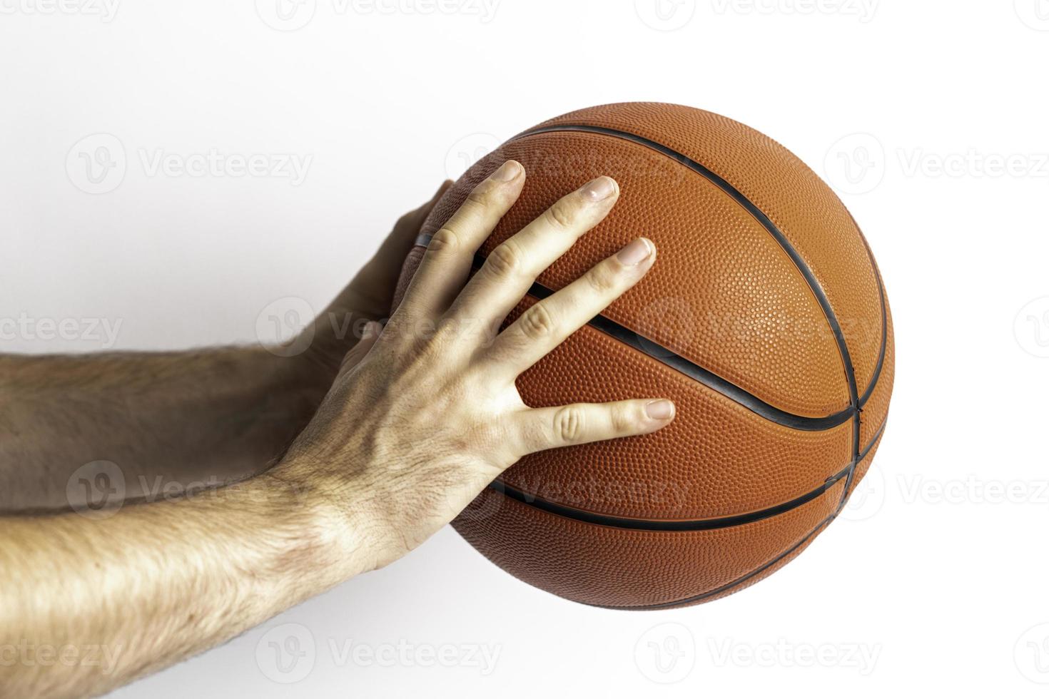 segurando uma bola de basquete foto