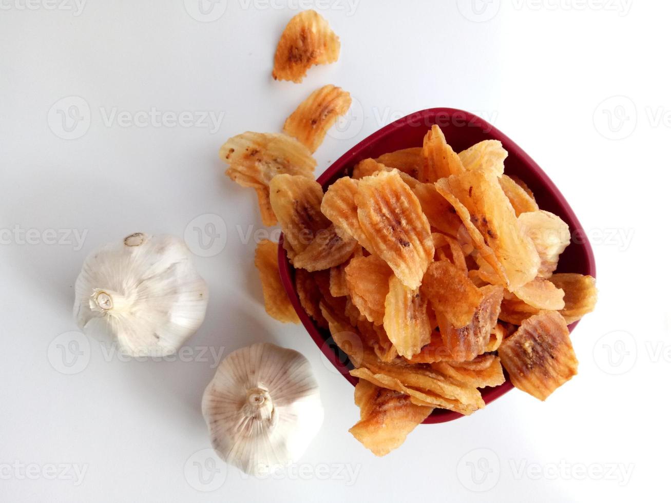 chips de banana isolados sobre fundo branco foto
