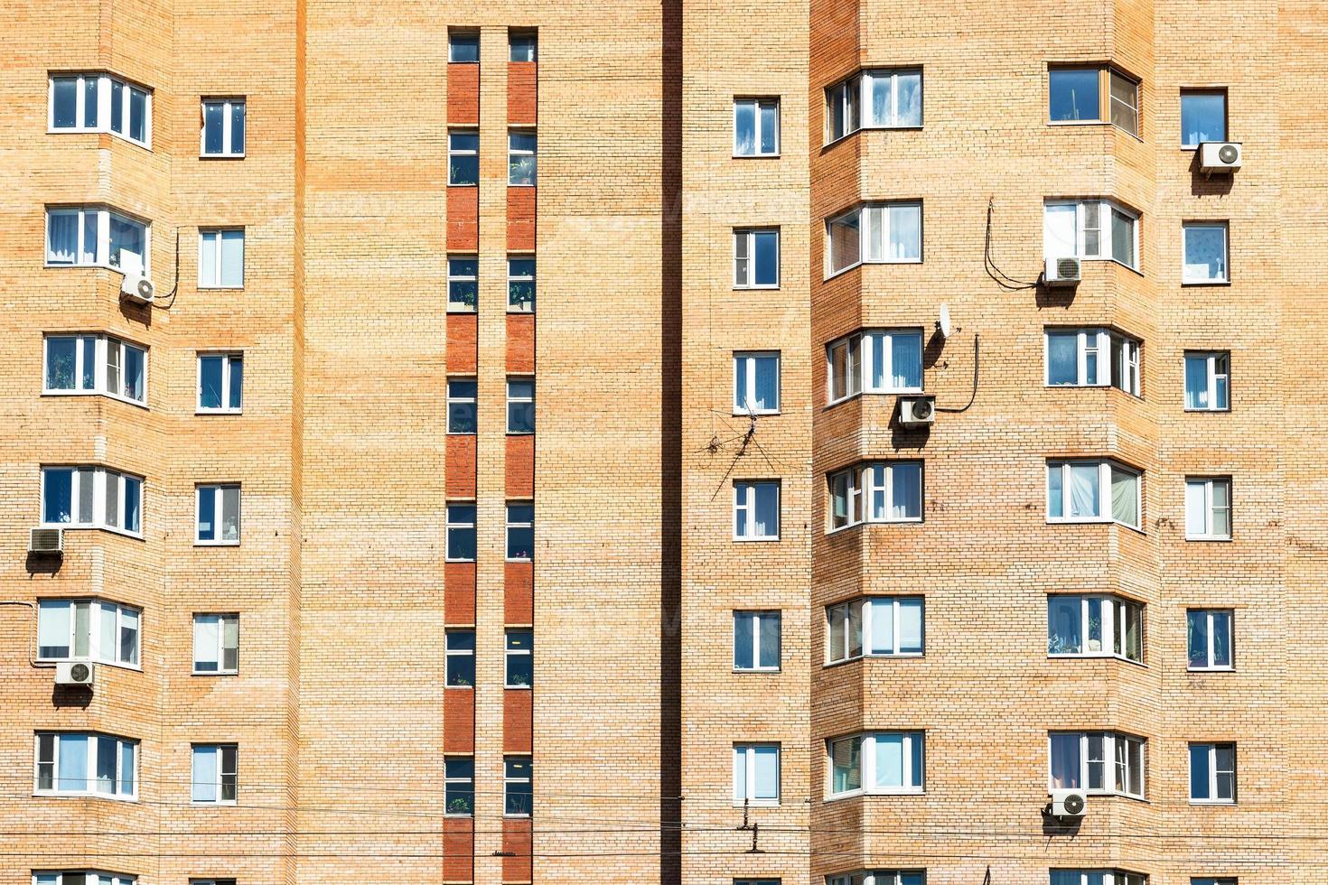 vista frontal da casa de apartamento de tijolos urbanos foto