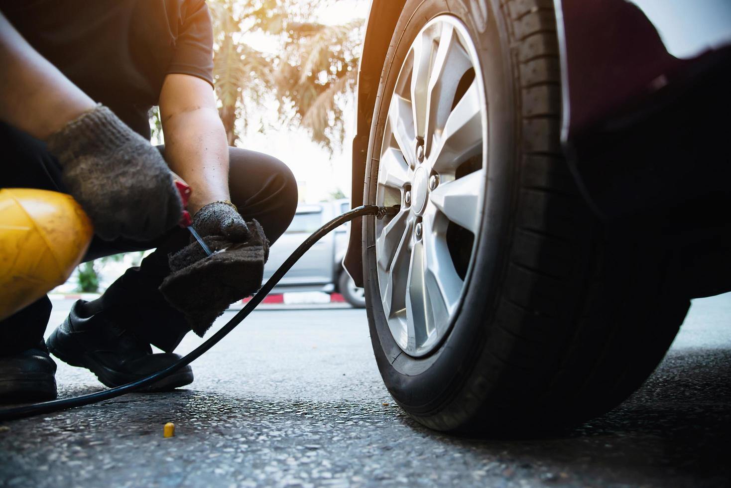 técnico é inflar pneu de carro - conceito de segurança de transporte de serviço de manutenção de carro foto