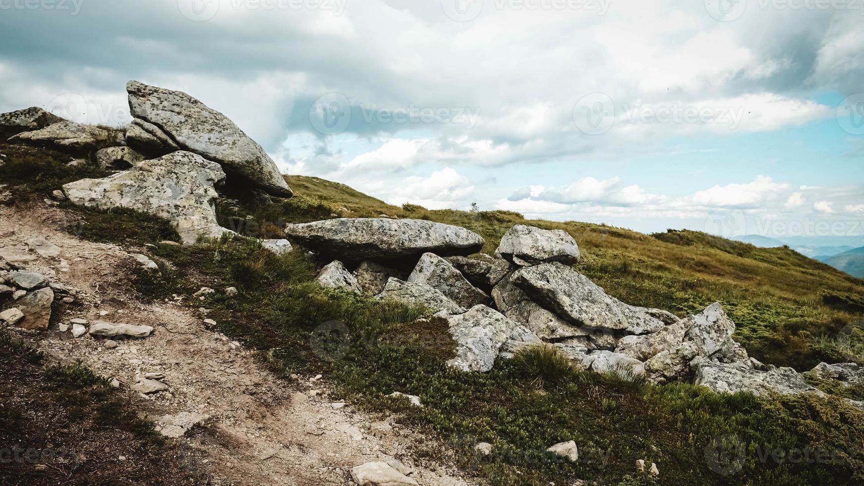 bela paisagem montanhosa dos Cárpatos, montanhas verdes e rochas no fundo das nuvens foto