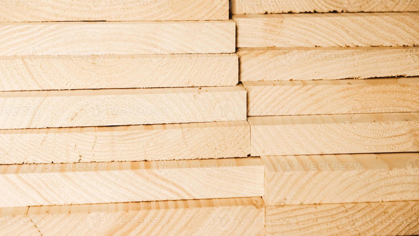 placas de carpintaria de madeira empilhadas de madeira natural em uma indústria de carpintaria foto