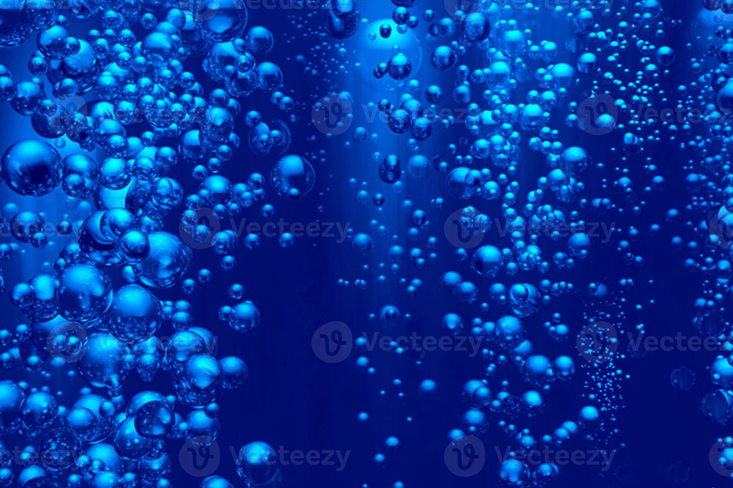 desfocar a textura de superfície de água calma de cor azul transparente turva com salpicos e bolhas. água de bolha sob o mar. espuma de água sob o oceano. aquarela azul com espuma e bolhas. foto