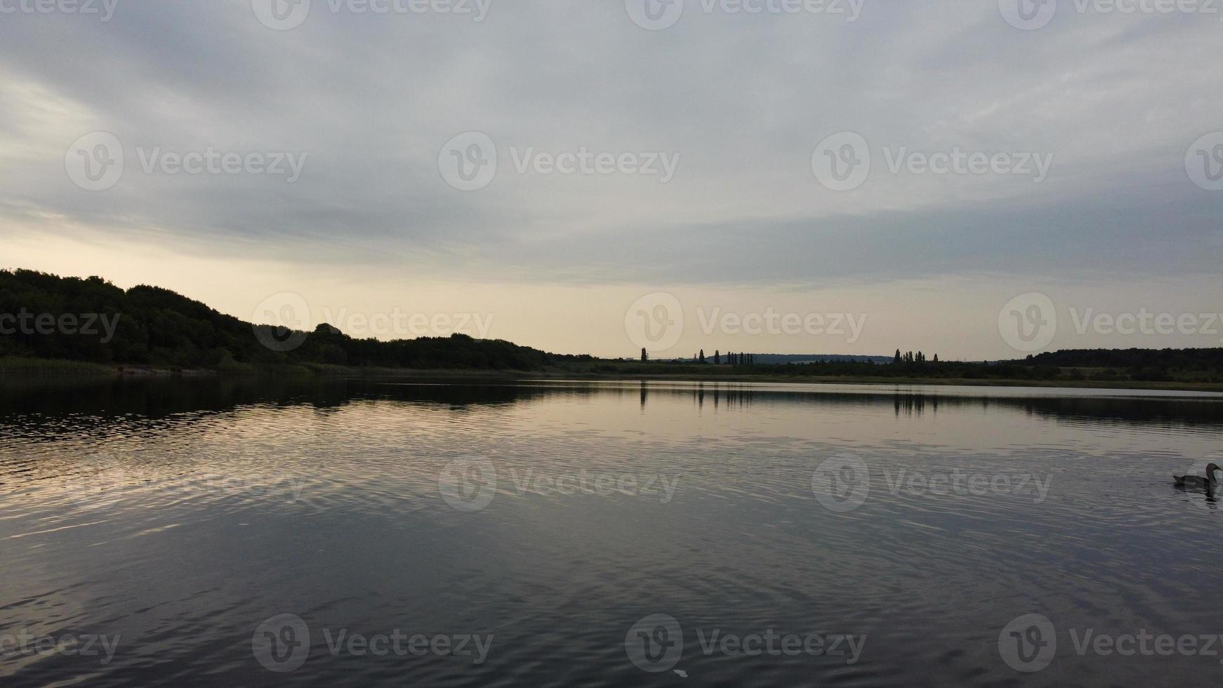 imagem aérea e de alto ângulo pássaros aquáticos bonitos estão nadando no lago stewartby da inglaterra reino unido na bela manhã ao nascer do sol foto