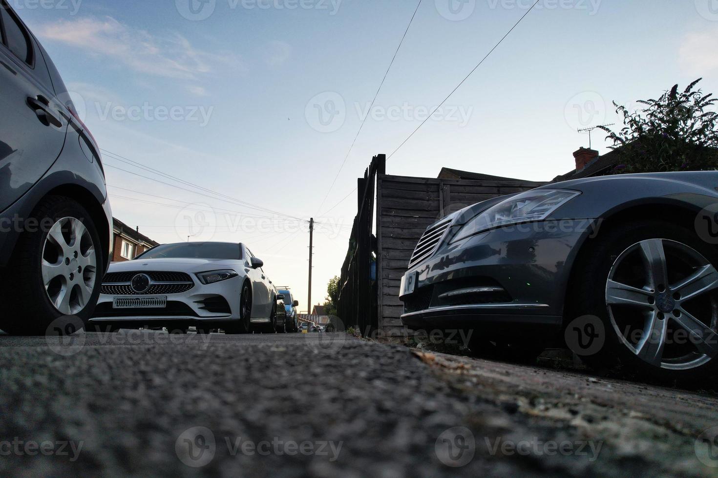 vista de baixo ângulo de trilha e carros foto