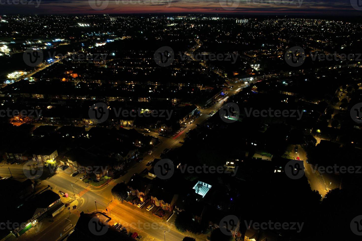 bela vista de alto ângulo da cidade de luton da inglaterra à noite, imagens do drone após o pôr do sol foto