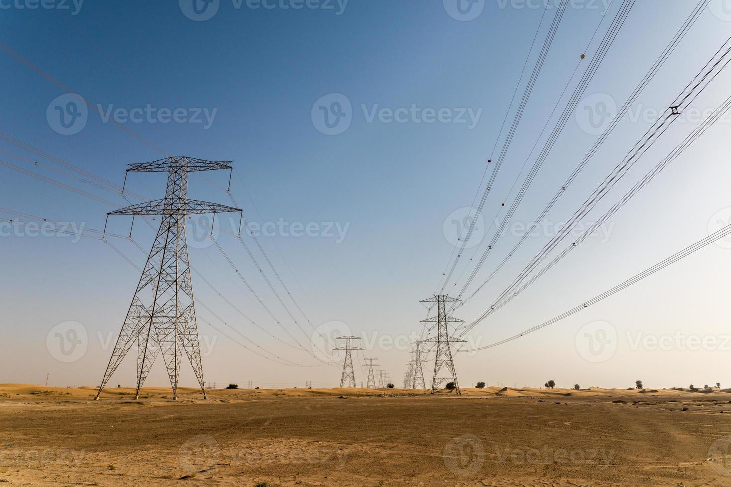 cabos de eletricidade gigantes no deserto foto