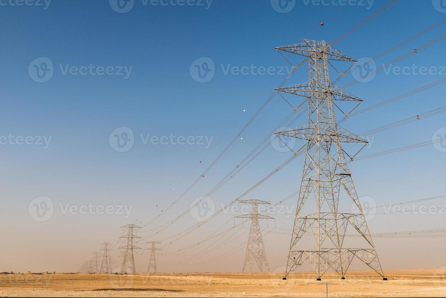 cabos de eletricidade gigantes no deserto foto