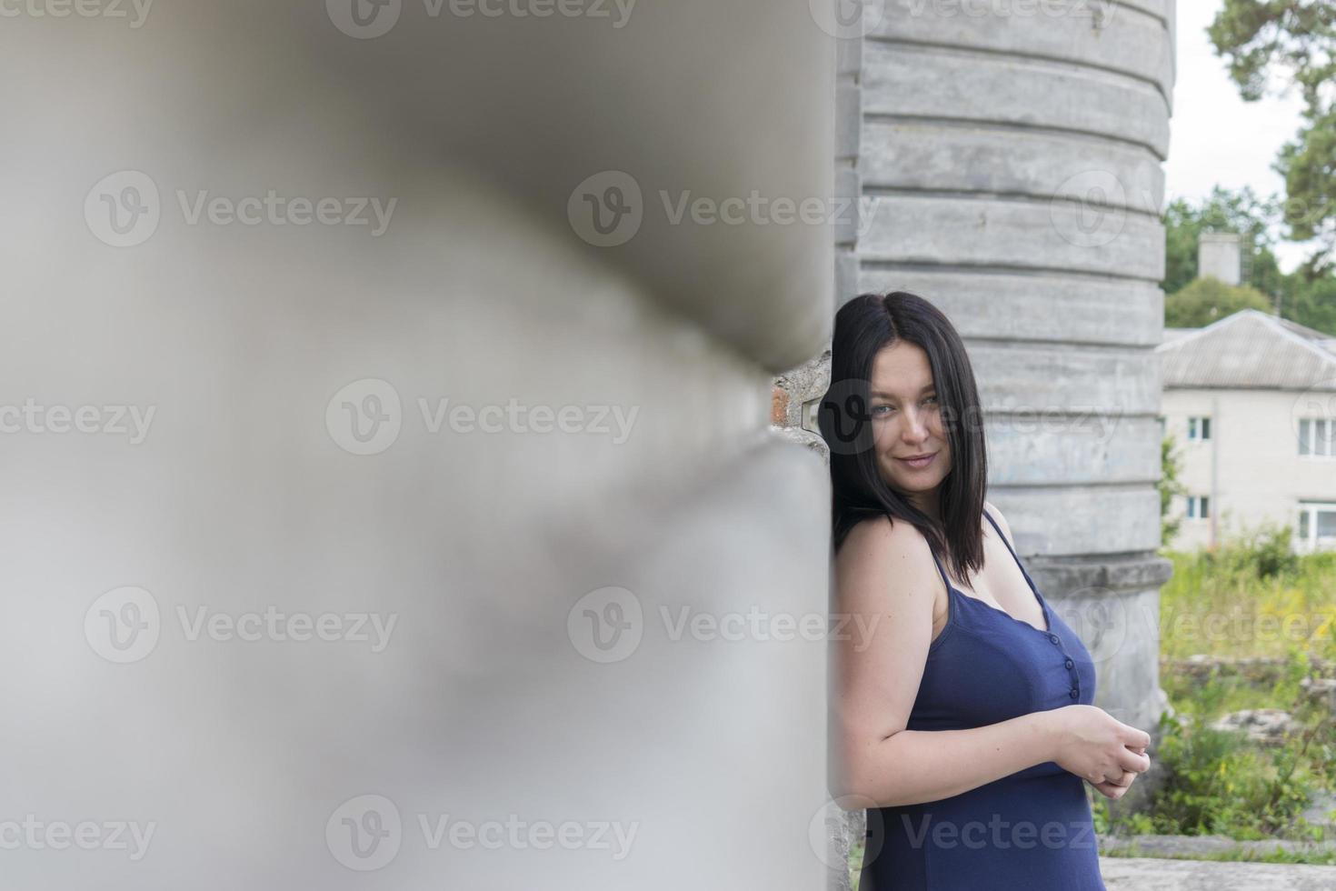 retrato jovem mulher bonita com ruína antiga. foto