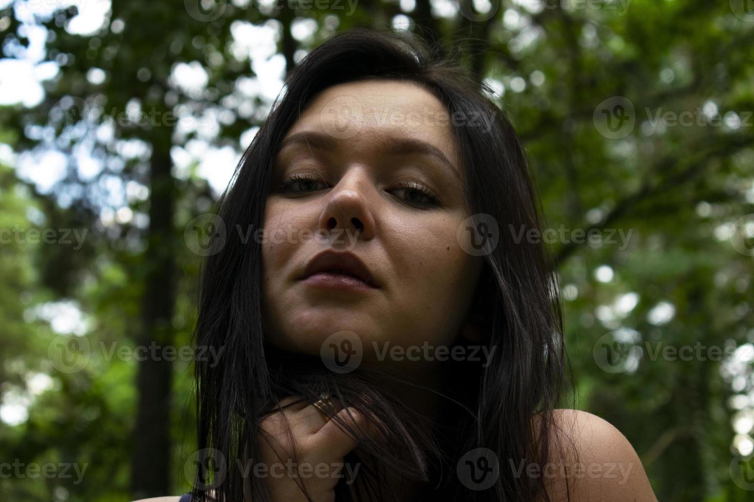 feche o retrato de uma jovem garota caucasiana. foto