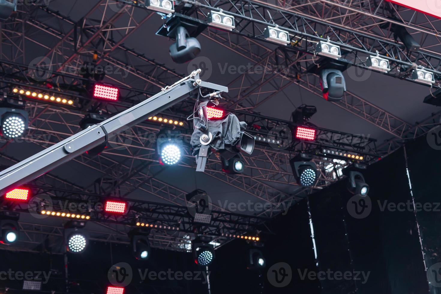 câmera de vídeo no fundo dos holofotes do palco do show de música foto