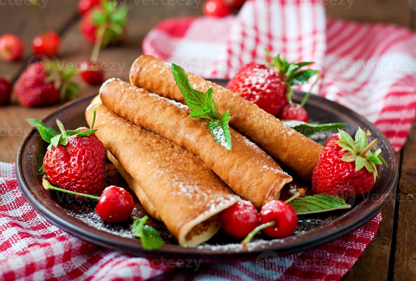 panquecas com frutas vermelhas e calda em estilo rústico foto