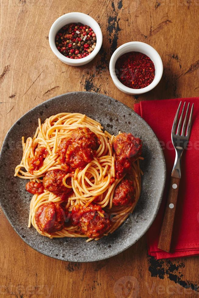 macarrão espaguete com almôndegas e molho de tomate. deliciosas almôndegas de espaguete caseiro foto