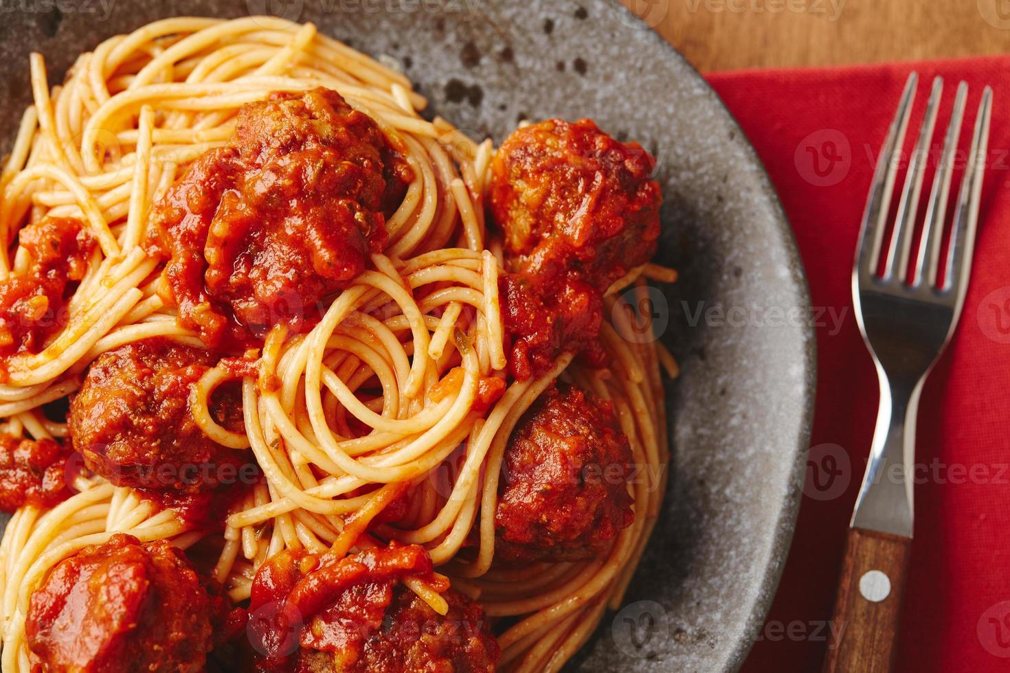 macarrão espaguete com almôndegas e molho de tomate. deliciosas almôndegas de espaguete caseiro foto