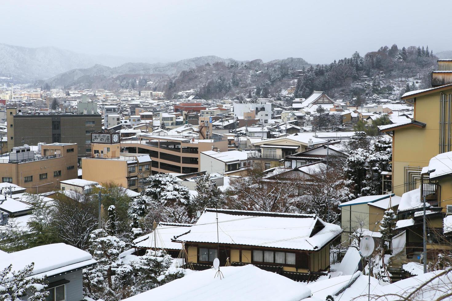 vista da cidade takayama no japão na neve foto