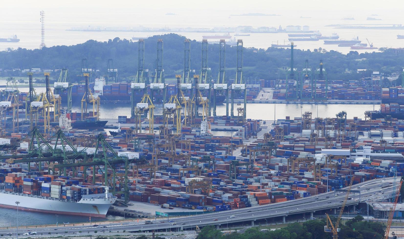 paisagem vista de pássaros de navios de carga entrando em um dos portos mais movimentados do mundo, singapura foto