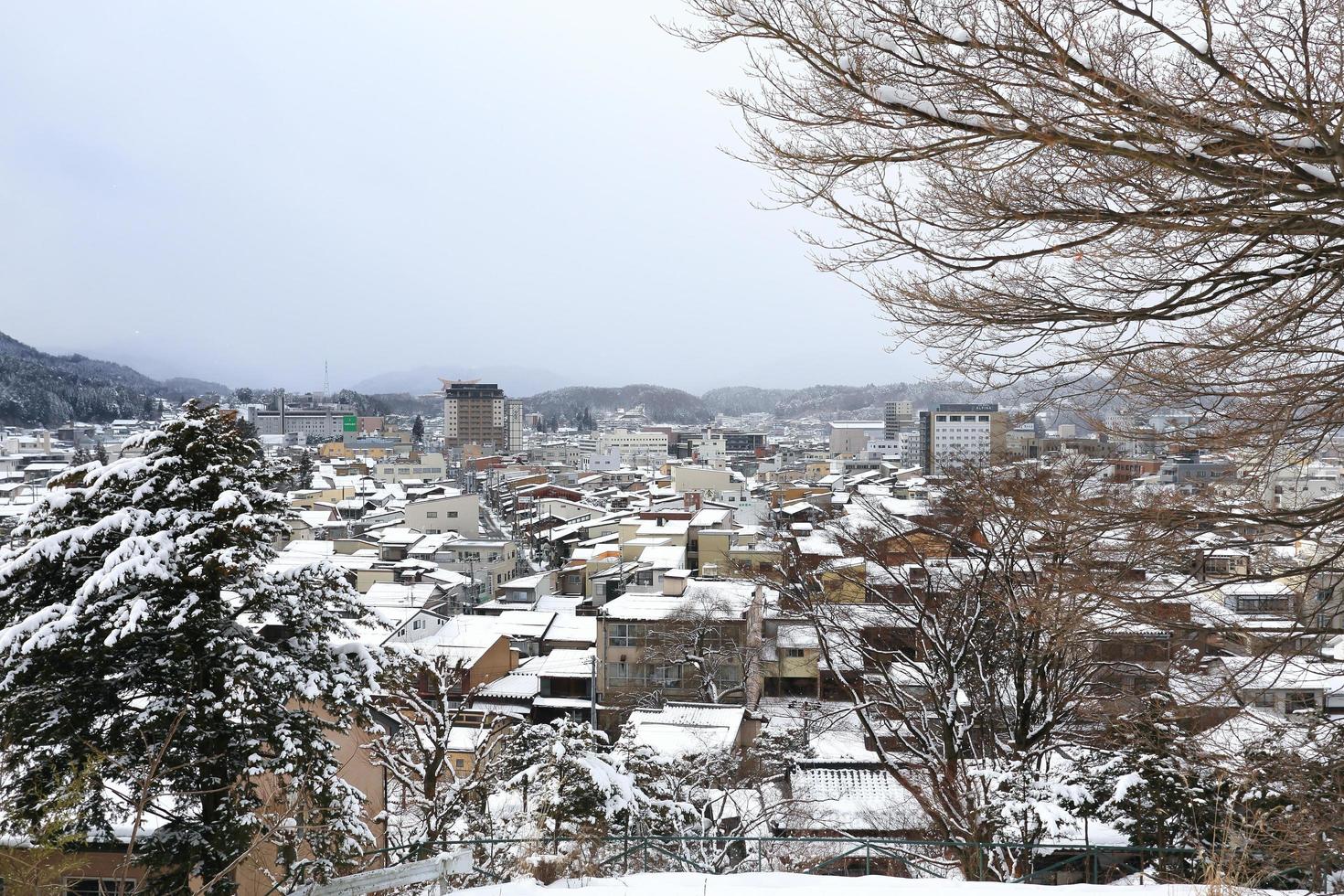 vista da cidade takayama no japão na neve foto