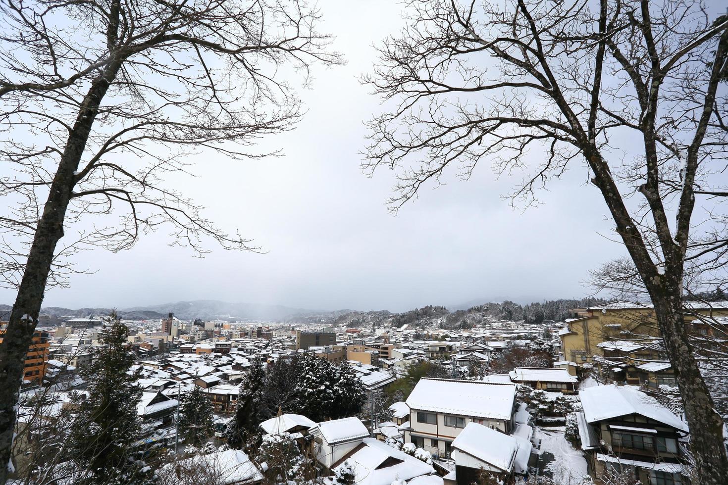 vista da cidade takayama no japão na neve foto