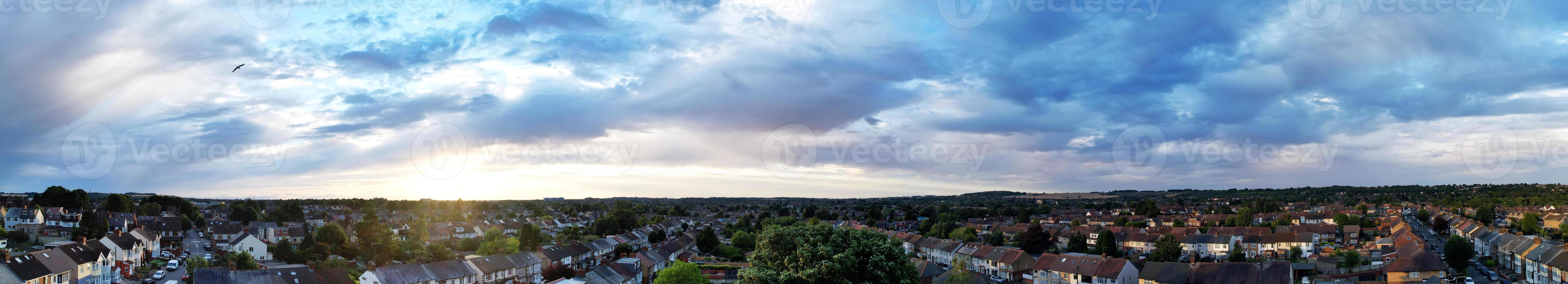 bela vista panorâmica aérea de nuvens ao pôr do sol sobre a cidade de luton da inglaterra grã-bretanha foto