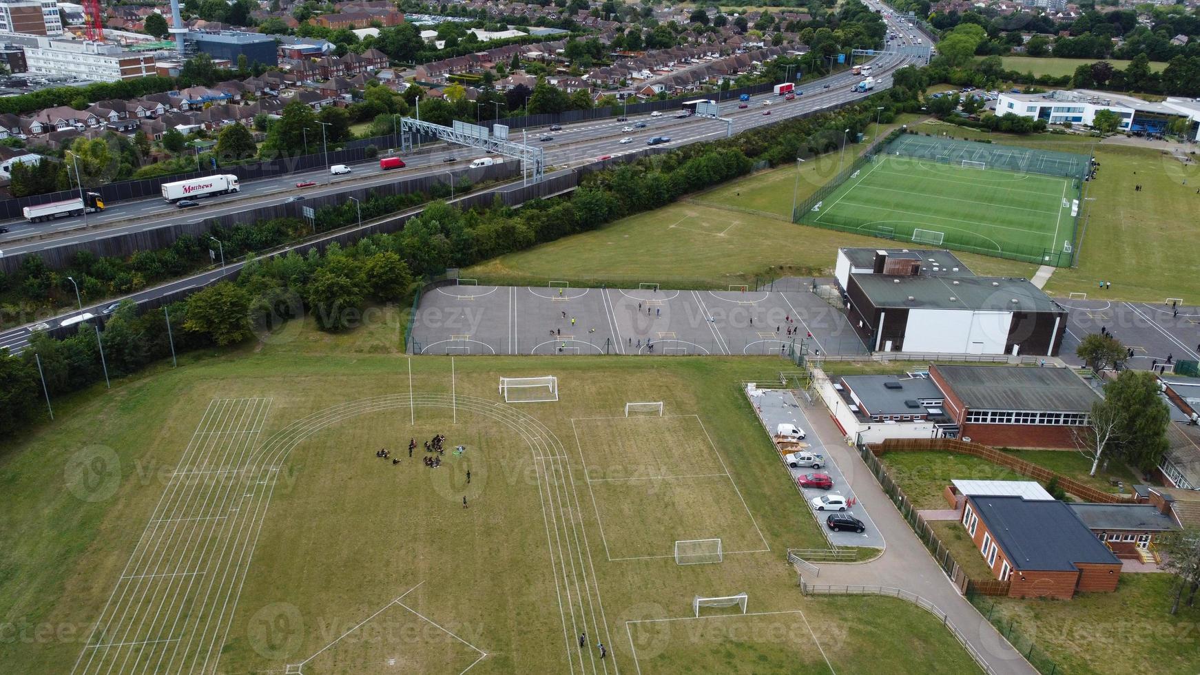 uma filmagem aérea e vista de alto ângulo do playground de uma escola de meninos na cidade de luton da inglaterra, autoestradas e rodovias britânicas foto