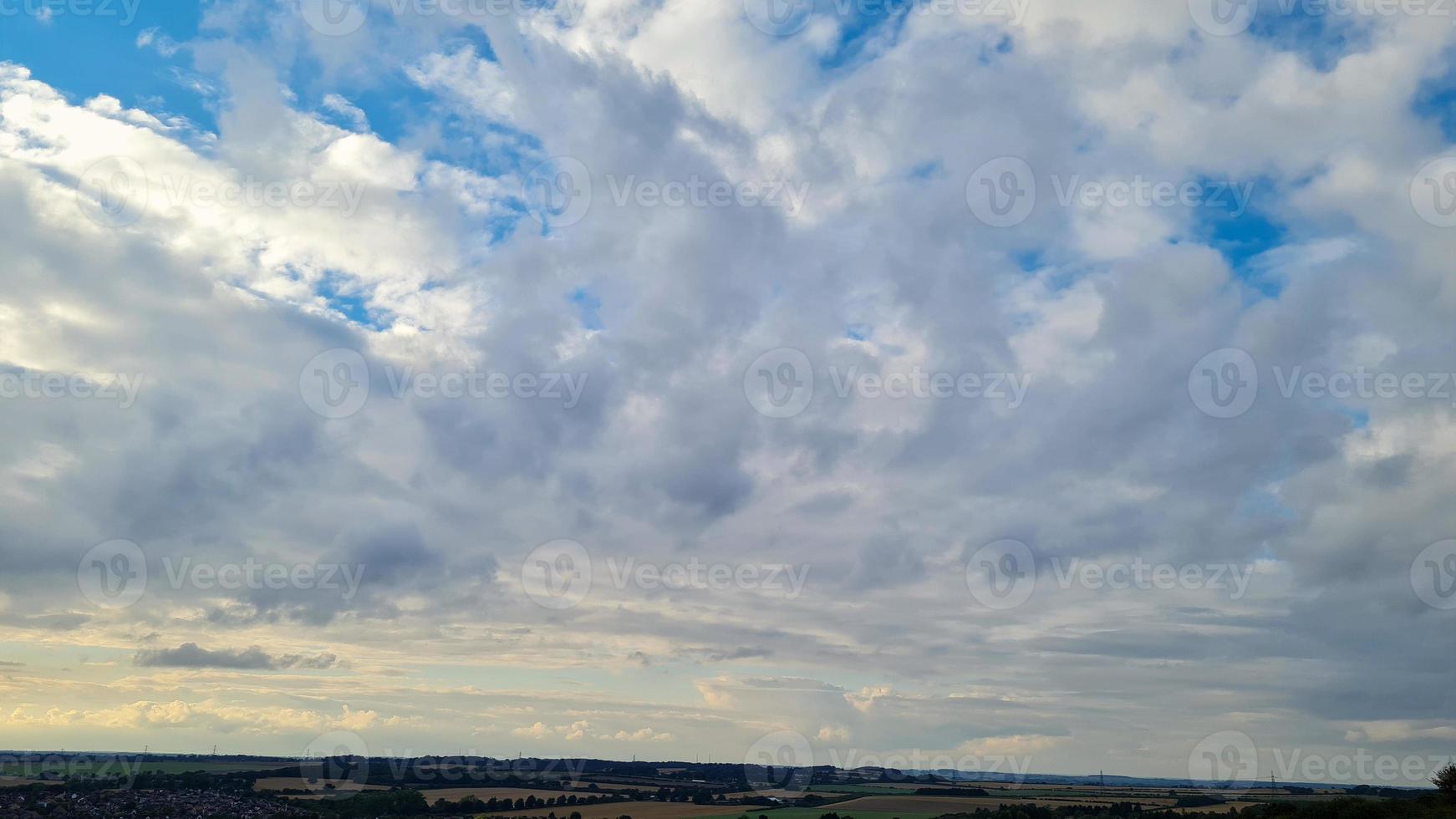 pôr do sol bonito e colorido com nuvens coloridas e céu sobre a cidade de luton da inglaterra grã-bretanha foto