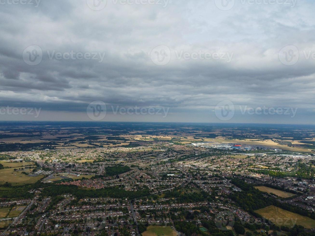 casas e edifícios de filmagem de alto ângulo na cidade de londres luton e vista aérea da estação ferroviária de leagrave foto