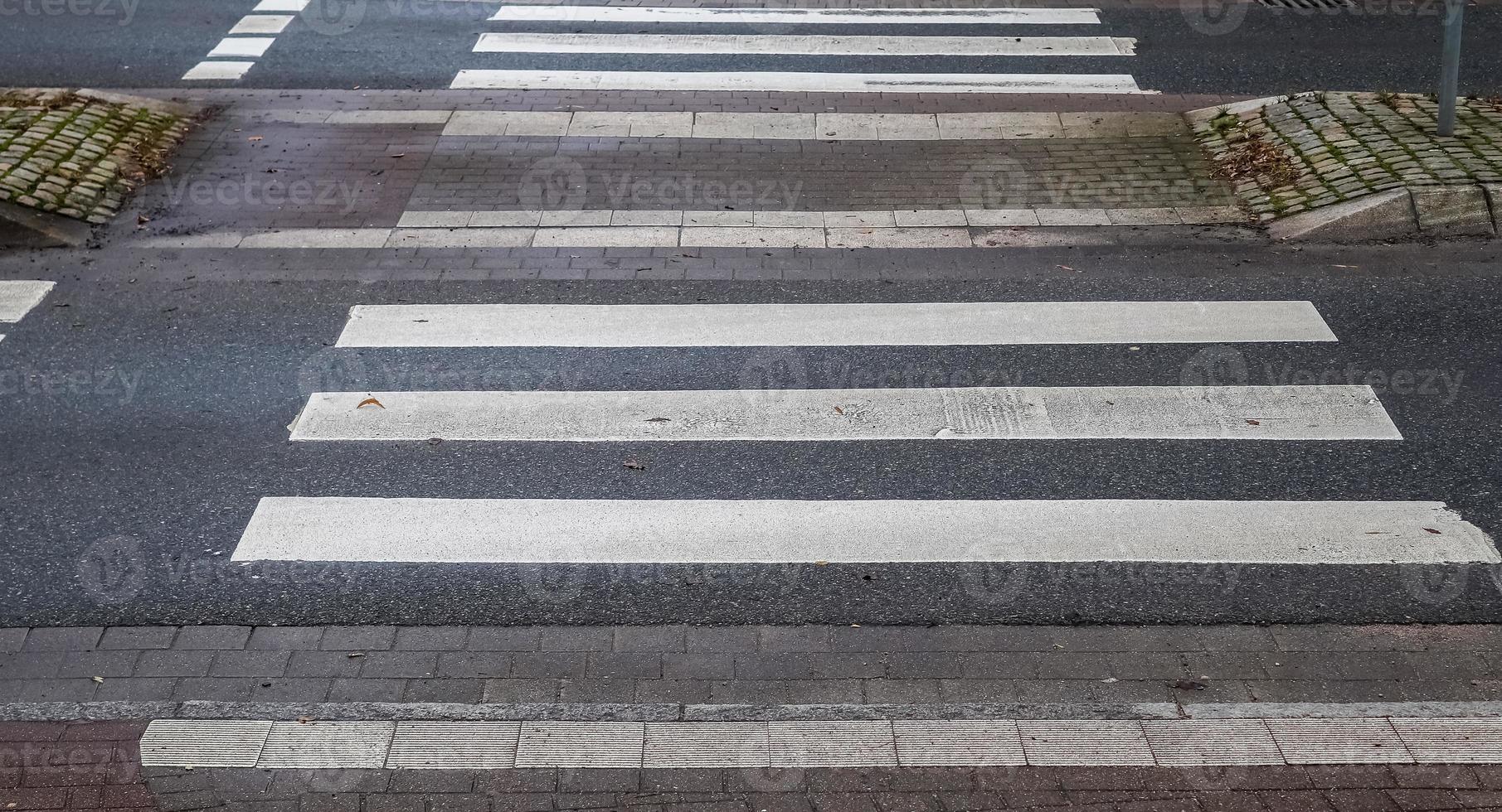 travessia de pedestres pintada de branco em uma estrada na europa. foto