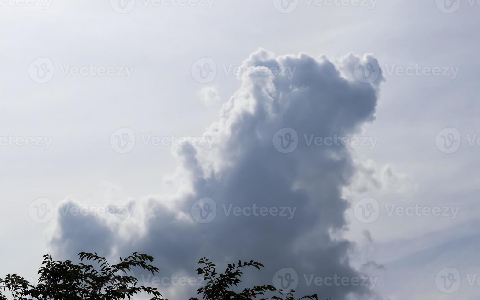 impressionantes formações de nuvens escuras antes de uma tempestade foto