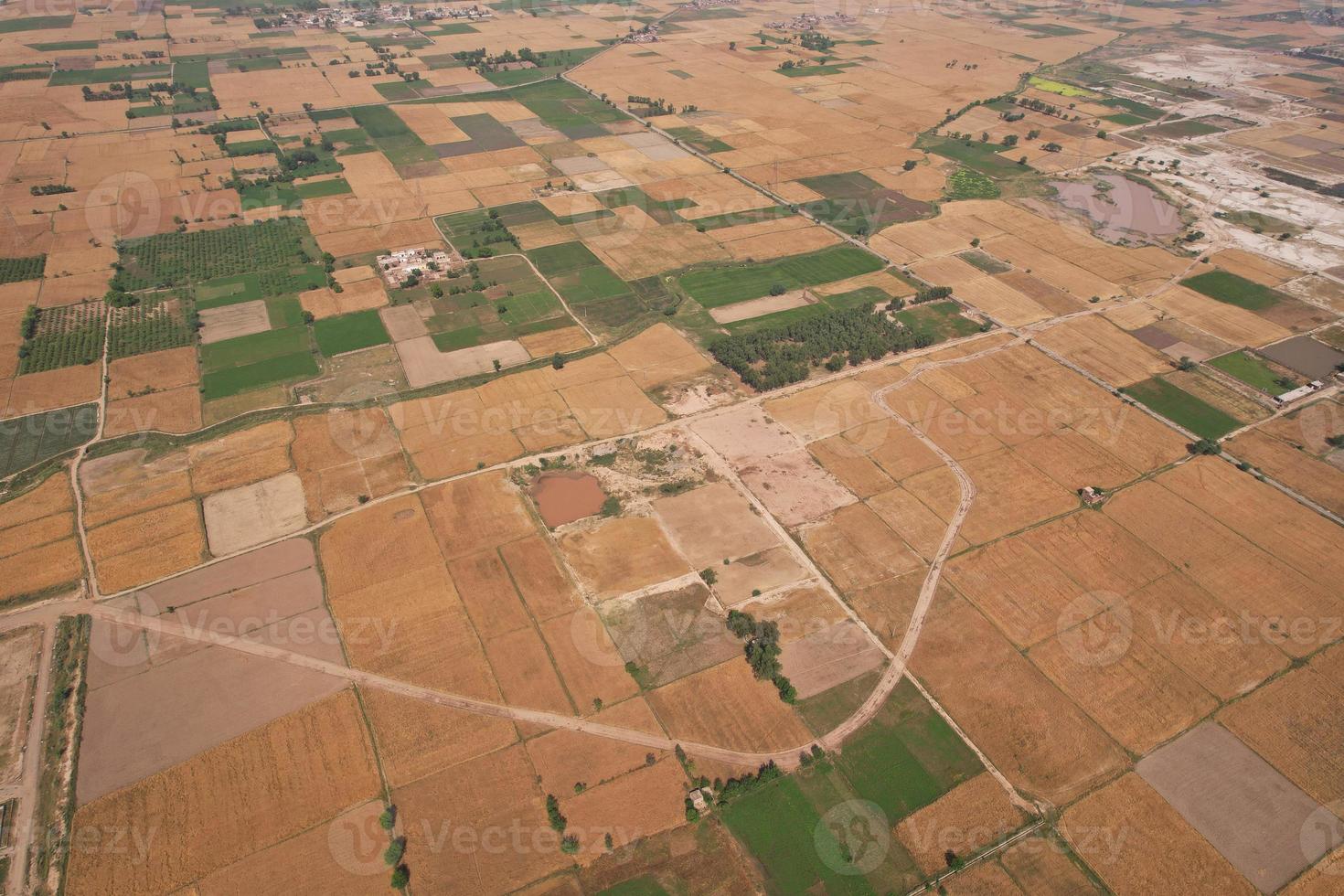 vista aérea da vila de kala shah kaku de punjab paquistão foto