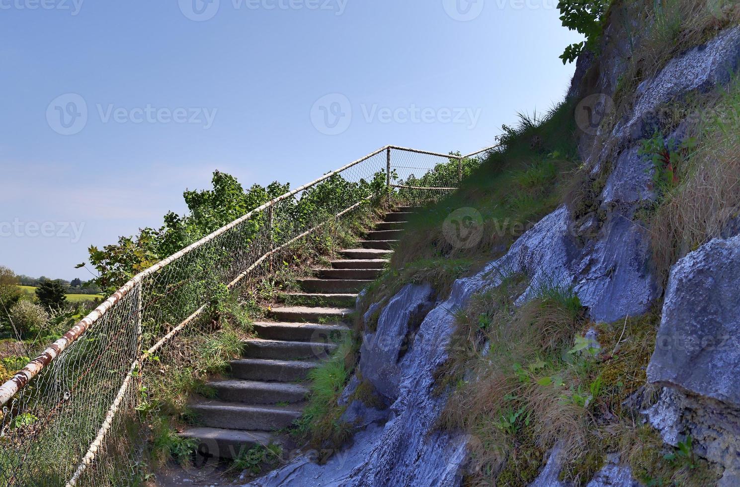 diferentes vistas ao ar livre em escadas de concreto, madeira e metal. foto