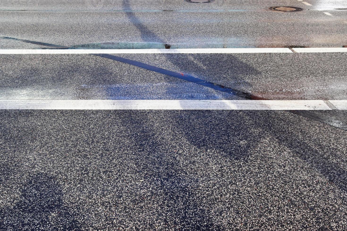 diferentes placas e marcações pintadas no asfalto das ruas e estradas. foto