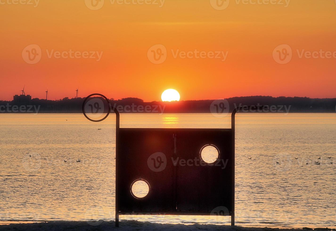 lindo e romântico pôr do sol em um lago nas cores amarelas e laranja foto