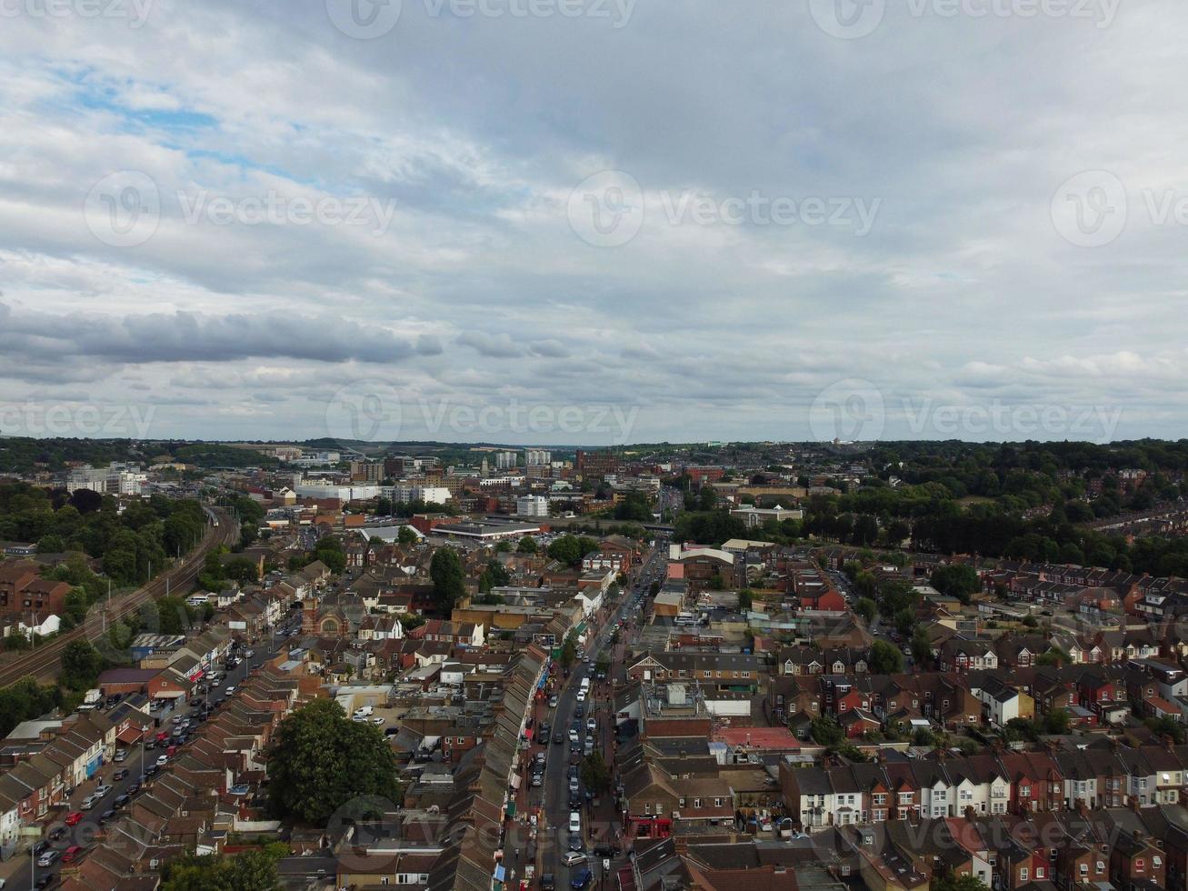 uma filmagem aérea e vista de alto ângulo da cidade de luton, na inglaterra, sobre uma área residencial, bury park, da comunidade asiática paquistanesa e caxemira. foto