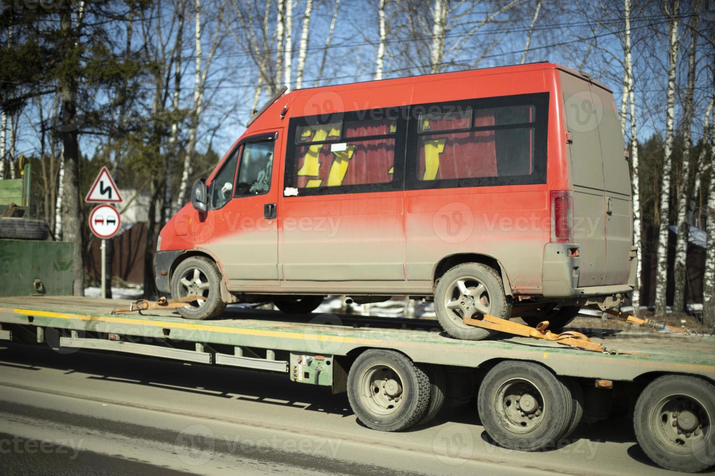 evacuação de veículos da via. carro na plataforma do transportador. foto