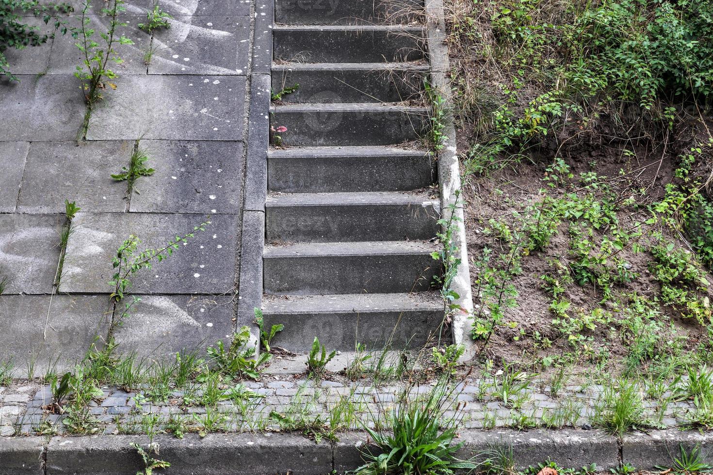 diferentes vistas ao ar livre em escadas de concreto, madeira e metal. foto