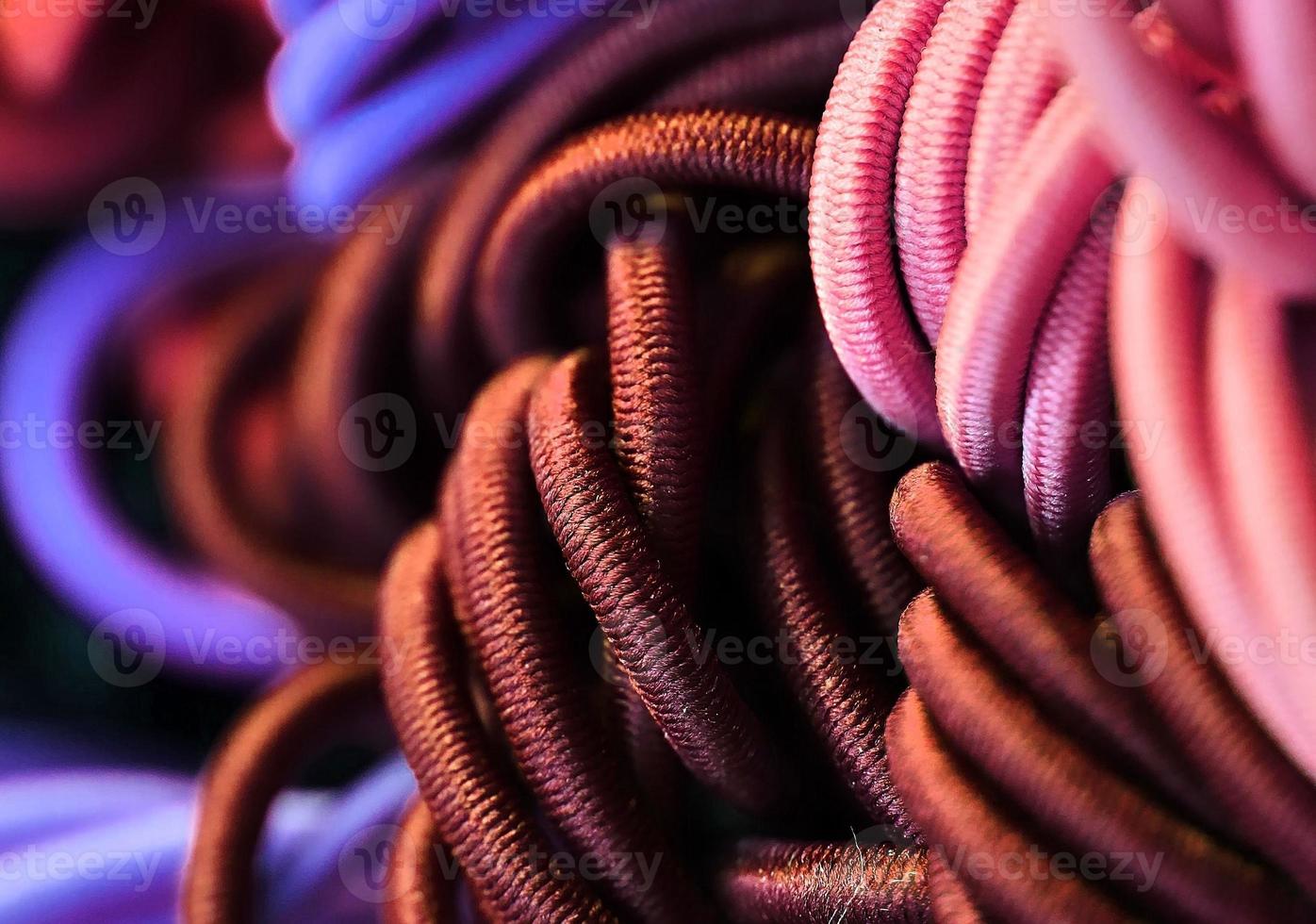 vista detalhada de perto em amostras de tecidos e tecidos em cores diferentes encontradas em um mercado de tecidos foto