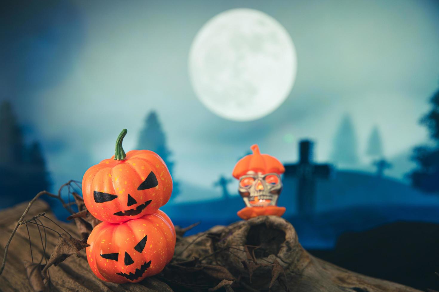 cemitério assustador com abóbora de halloween de brilho foto