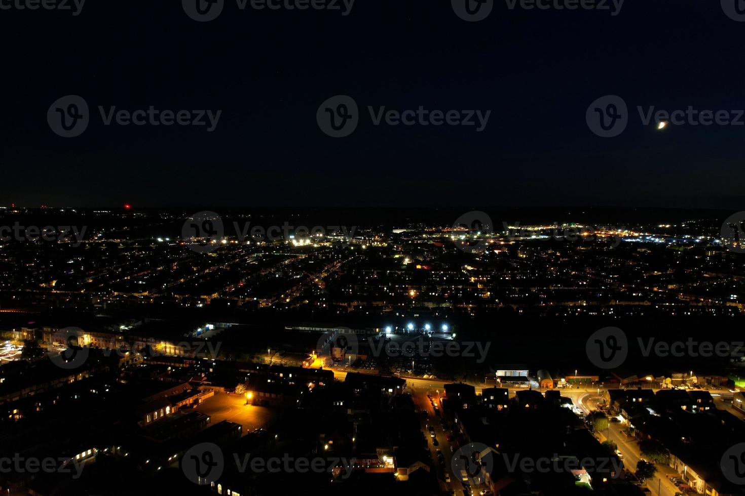 bela vista de alto ângulo da cidade de luton da inglaterra à noite, imagens do drone após o pôr do sol foto