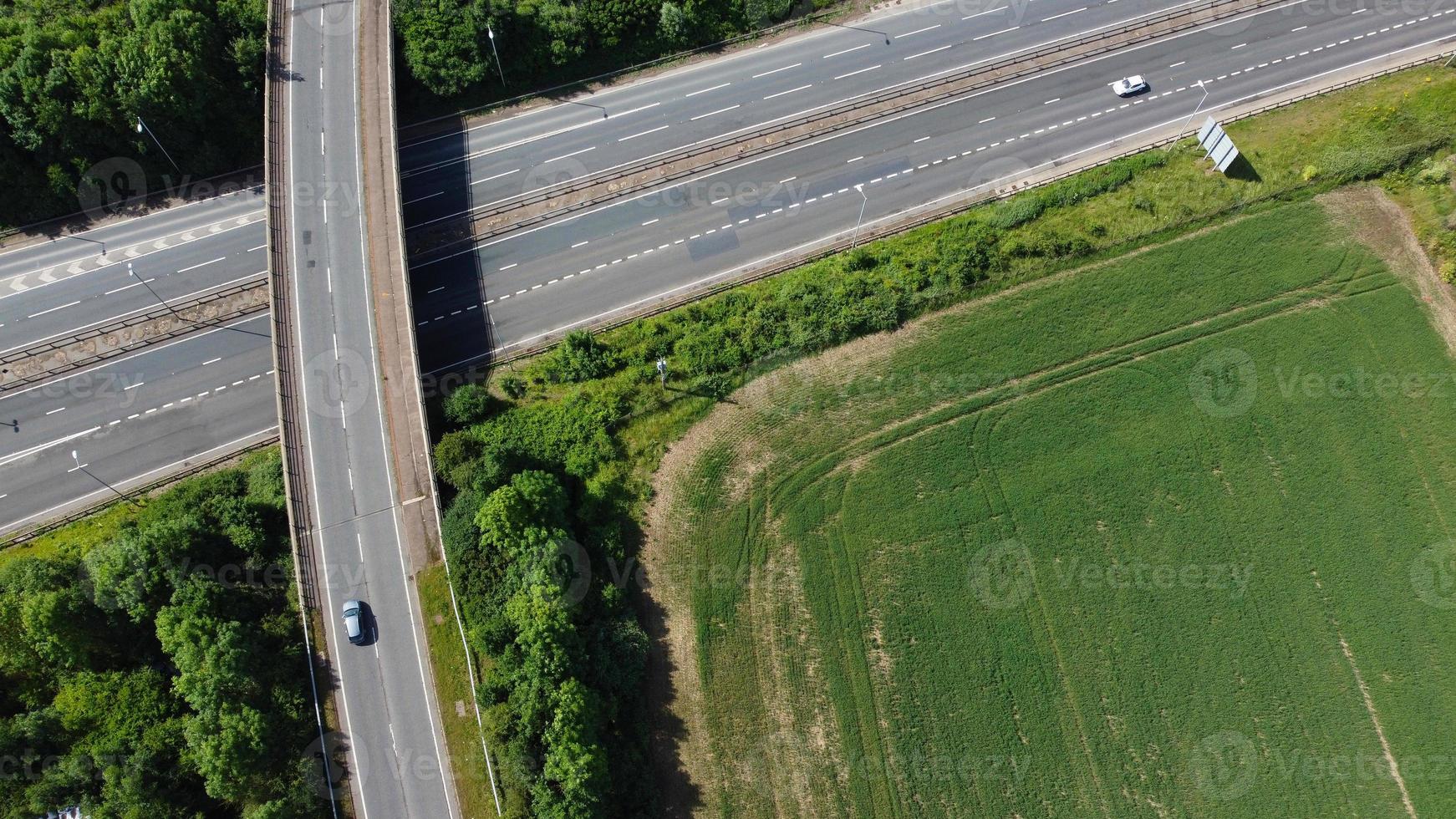 vista aérea de alto ângulo de estradas britânicas e tráfego passando pelo interior da inglaterra reino unido foto