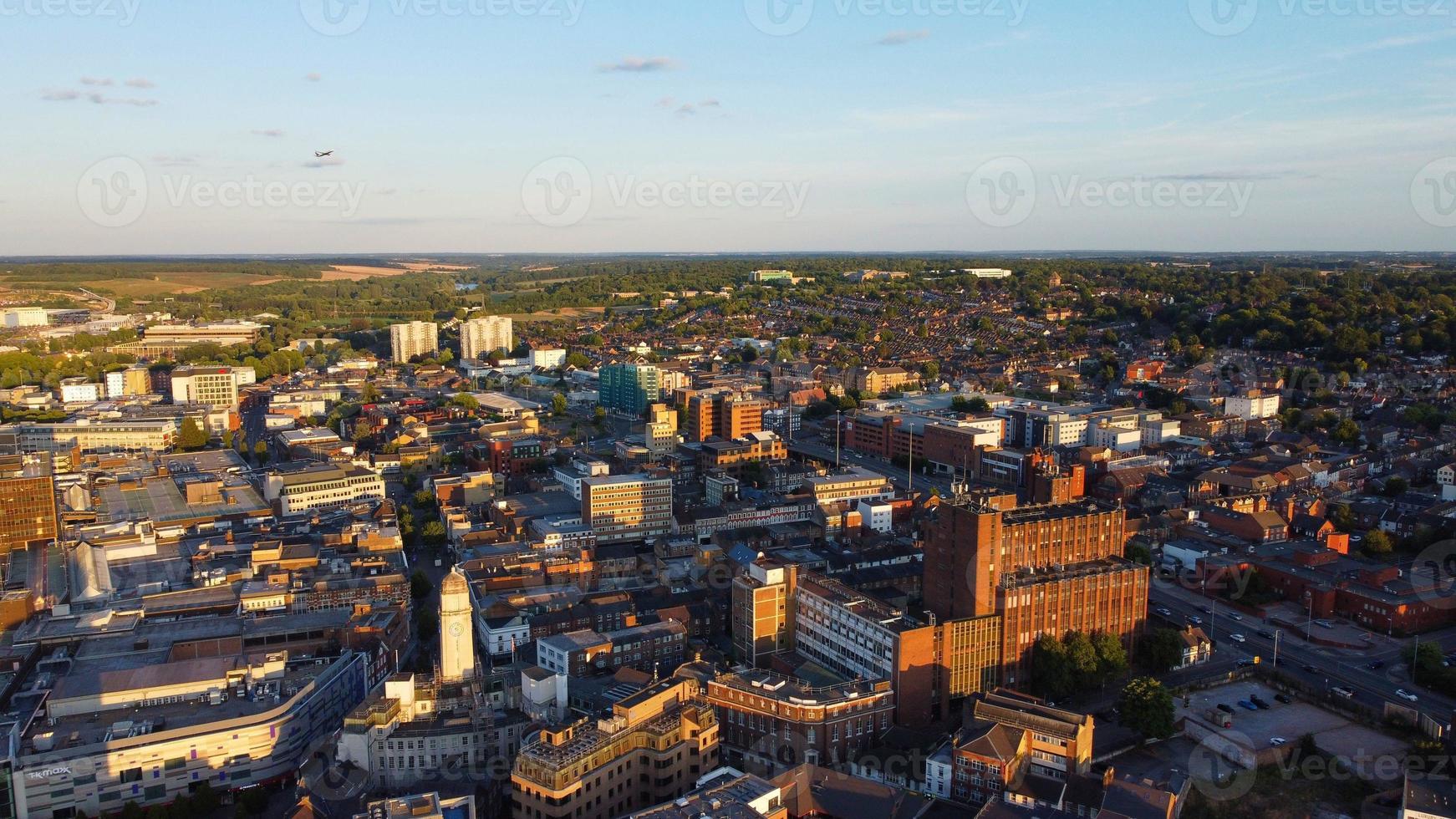 imagens de drone de alto ângulo da estação ferroviária central de luton e vista aérea do centro da cidade inglaterra reino unido foto