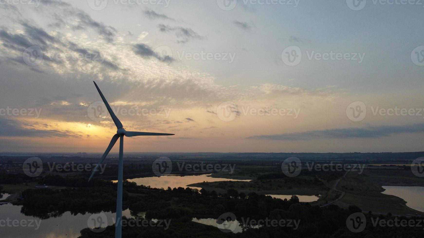 imagens de vista aérea de alto ângulo sobre a turbina eólica do moinho de vento no lago stewartby da inglaterra ao nascer do sol foto