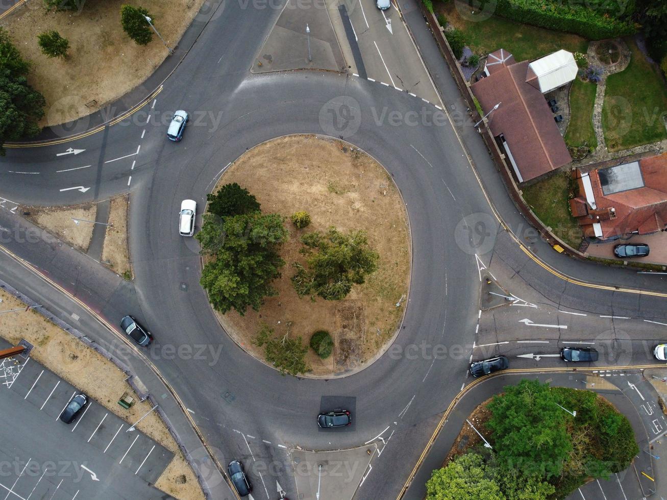 vista aérea de alto ângulo de estradas britânicas e autoestradas de alta velocidade na cidade de luton da inglaterra, reino unido foto