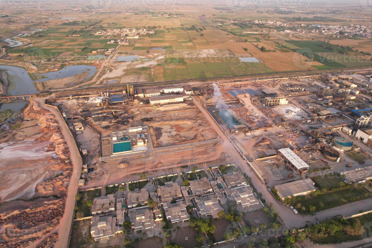 vista aérea da vila de kala shah kaku de punjab paquistão foto