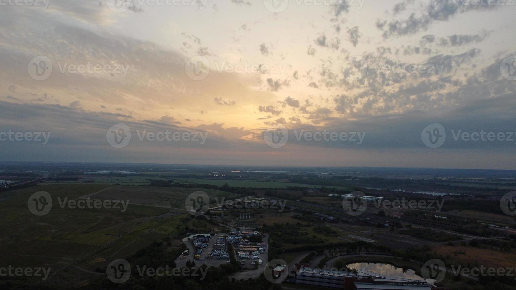 imagens de vista aérea de alto ângulo sobre a turbina eólica do moinho de vento no lago stewartby da inglaterra ao nascer do sol foto