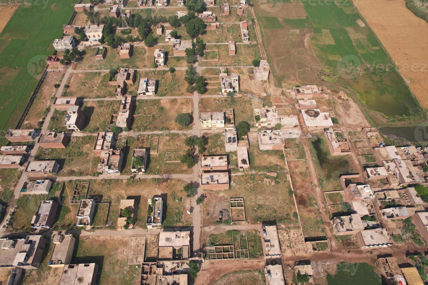 vista aérea da vila de kala shah kaku de punjab paquistão foto