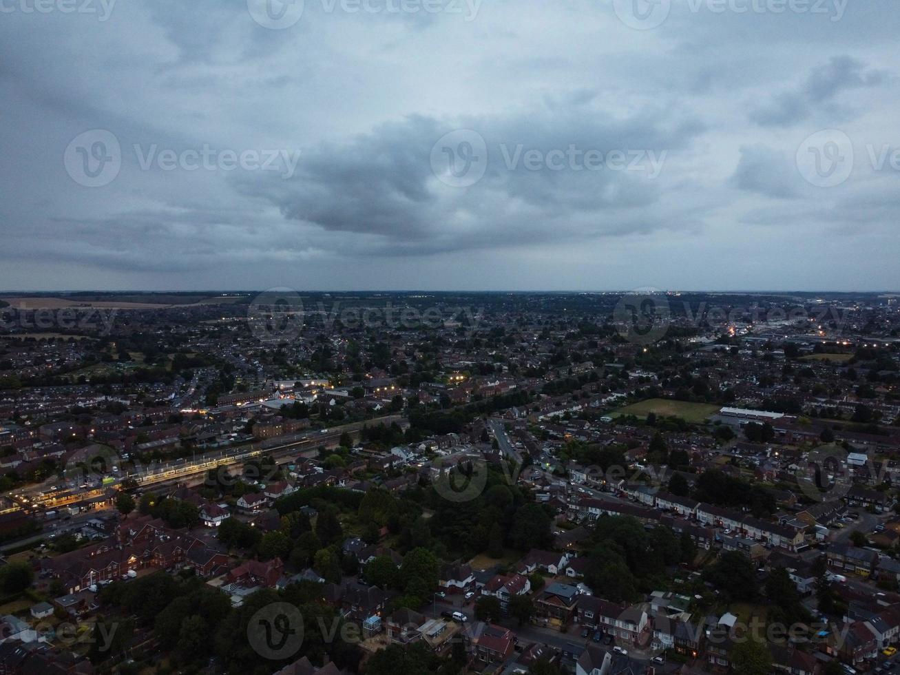 bela vista aérea noturna da cidade britânica, imagens do drone de alto ângulo da cidade de luton da inglaterra, reino unido foto