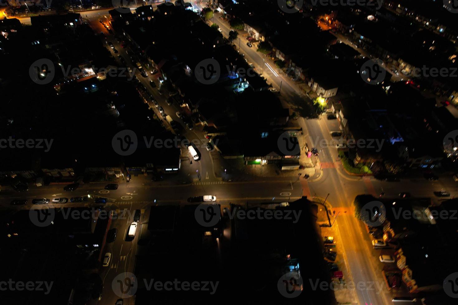 bela vista de alto ângulo da cidade de luton da inglaterra à noite, imagens do drone após o pôr do sol foto