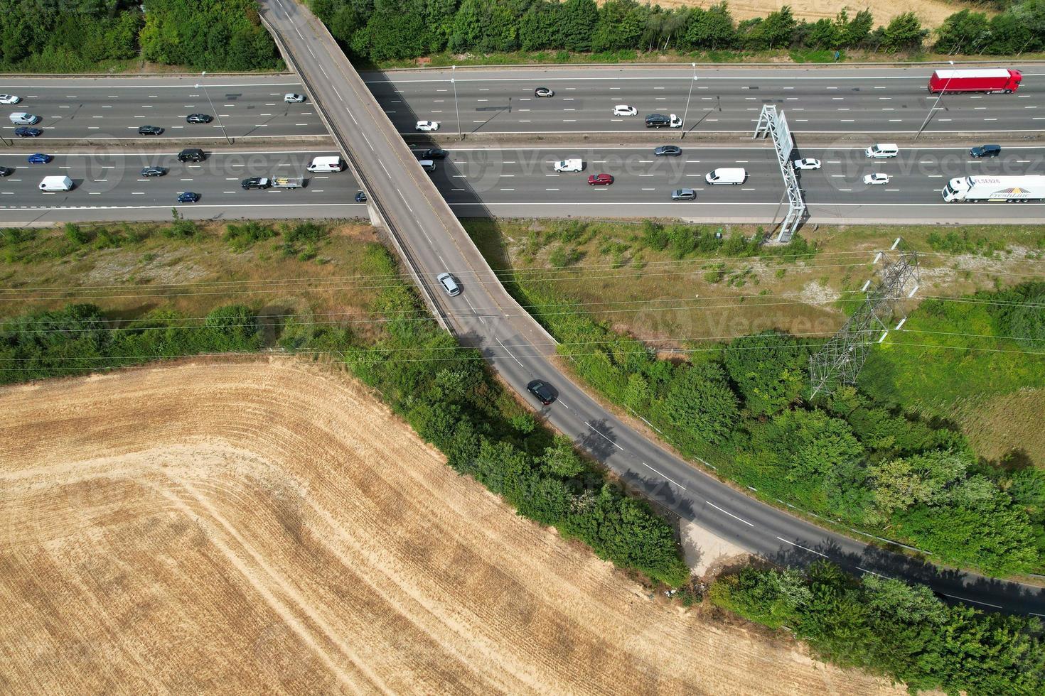 bela vista aérea das autoestradas britânicas na junção m1 9 de dunstable e luton inglaterra uk foto