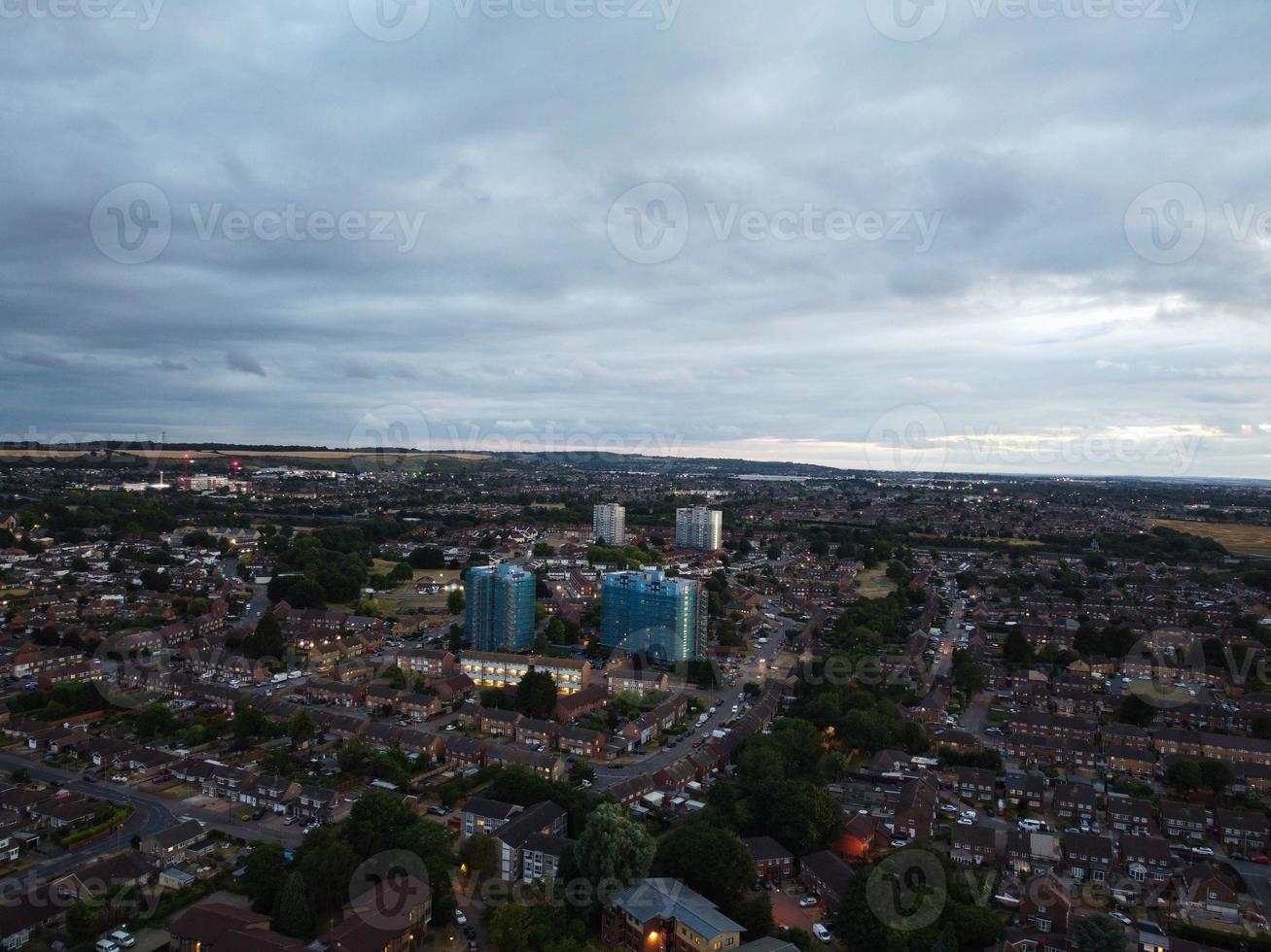 vista aérea de alto ângulo da cidade de luton da inglaterra ao pôr do sol à noite. foto